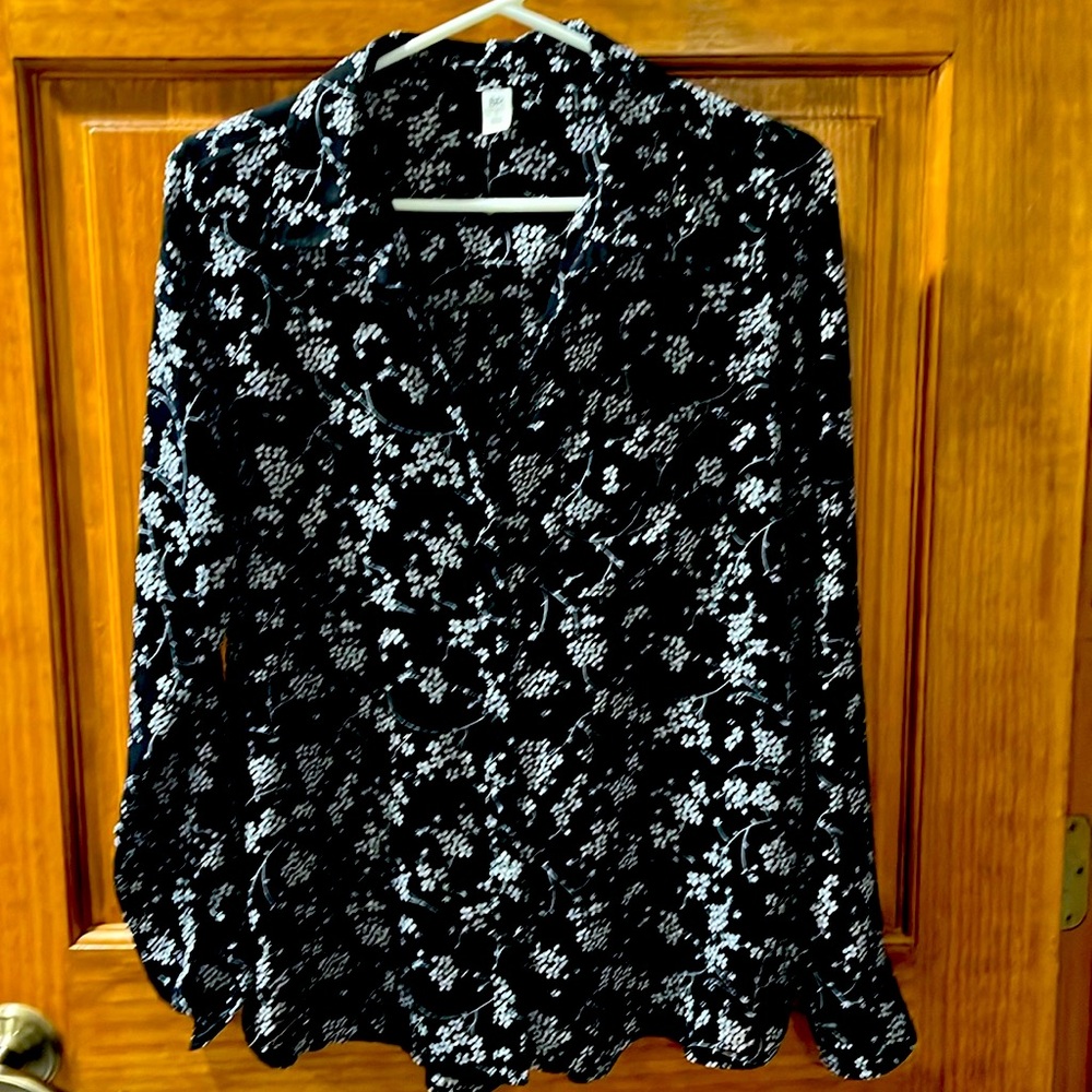 Awesome black blouse, size S but fits L. Roomy in bust and flattering on jeans
